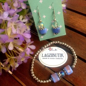   Égszínkék, kocka gyöngyös lógós fülbevaló-karkötő szett.