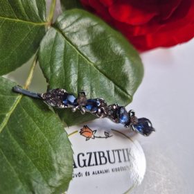 Kék köves hullámcsat.