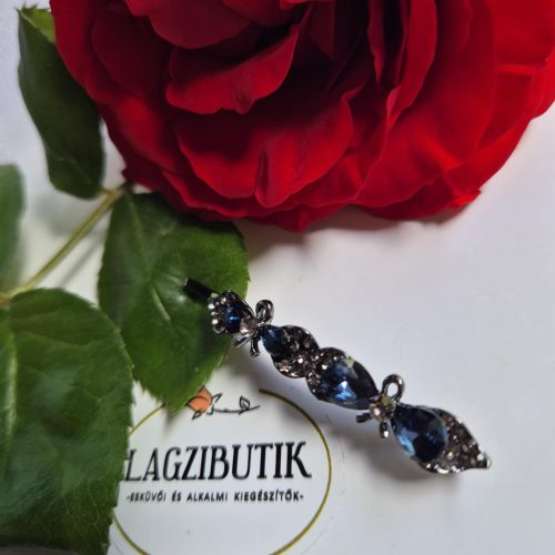 Kék köves hullámcsat.