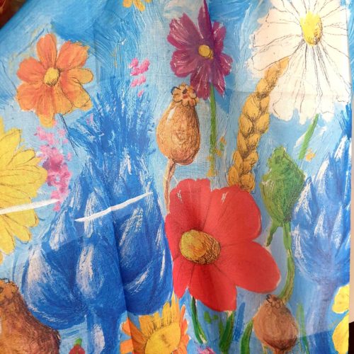 Kék stóla, mezei virágokkal, rojtokkal.