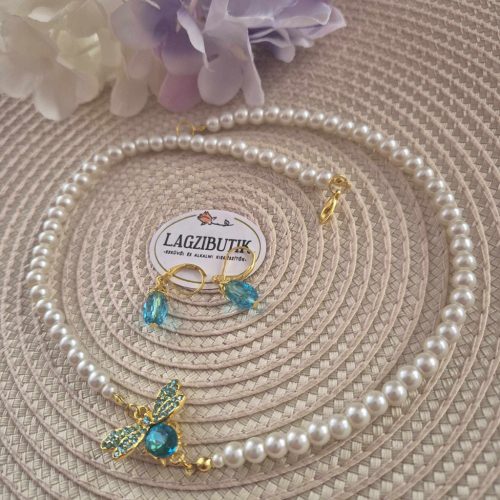 Kék pillangós teklagyöngy nyaklánc-fülbevaló szett.