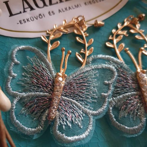 Kék pillangó, strasszos, lógós fülbevaló.