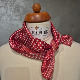 Kék vagy piros, fehér pöttyös szaténkendő.
