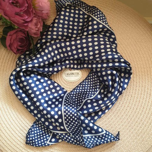 Kék vagy piros, fehér pöttyös szaténkendő.