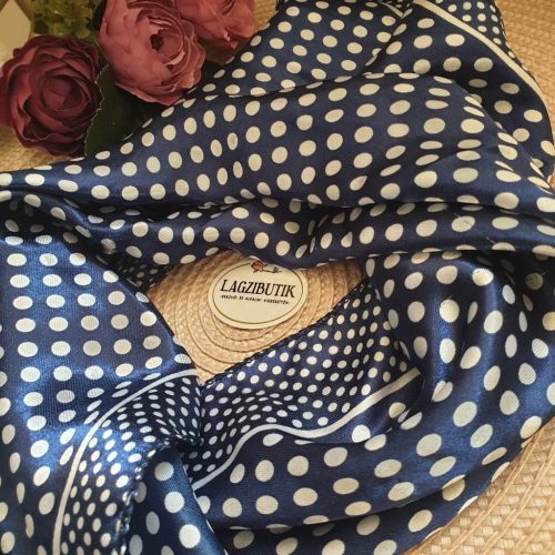 Kék vagy piros, fehér pöttyös szaténkendő.