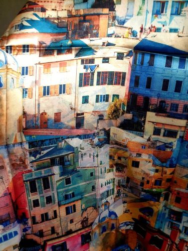 Színes szatén kendő, stóla, mediterrán város mintával.