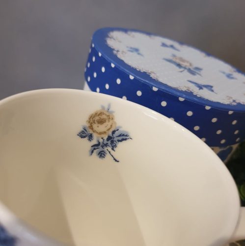 Kék virágos bögre díszdobozban.