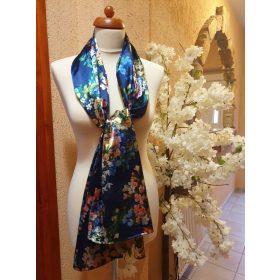 Kék szatén kendő, stóla, színes virágokkal.