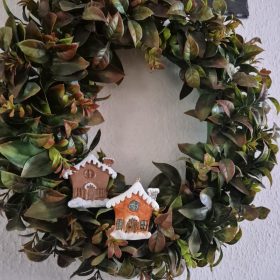 Karácsonyfadísz házikó, téli dekoráció.