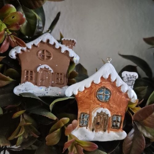 Karácsonyfadísz házikó, téli dekoráció.