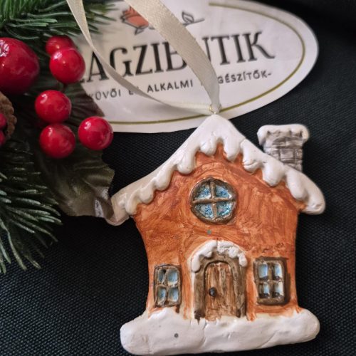 Karácsonyfadísz házikó, téli dekoráció.