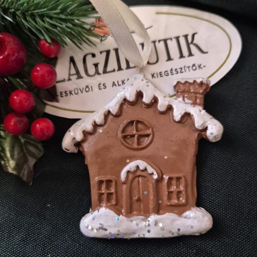 Karácsonyfadísz házikó, téli dekoráció.