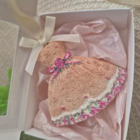 Koszorúslány felkérő kerámia dísz, illatosító.