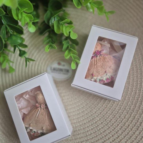 Koszorúslány felkérő kerámia dísz, illatosító.