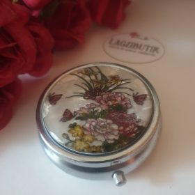   Kerek szelence, ékszertartó, gyógyszertartó, kagylóhéj csillogású.