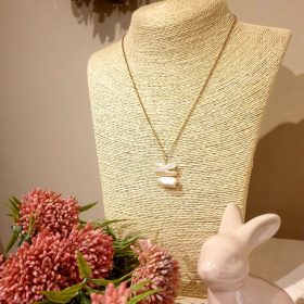   Tenyésztett  "keshi,,-gyöngy medál, arany színű vékony láncon.