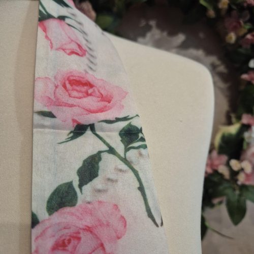 Keskeny, rózsás  hajszalag, kendő.