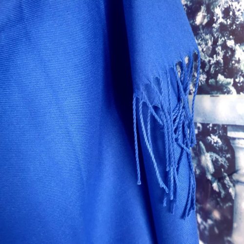 Királykék, sötétkék rojtos stóla, válllkendő, sál.