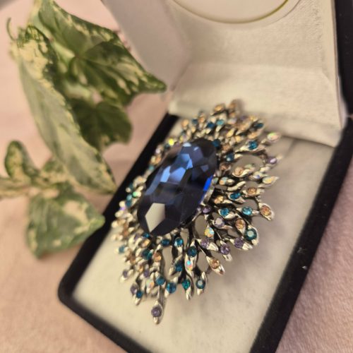 Királykék, nagy köves bross, kitűző.