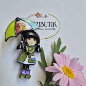 Kislány esernyővel kitűző.