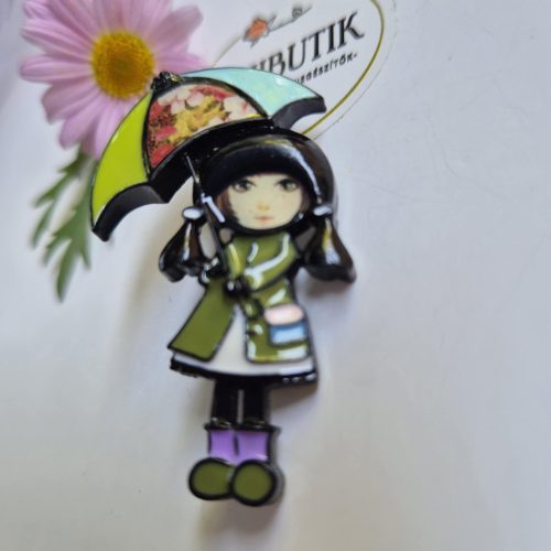 Kislány esernyővel kitűző.