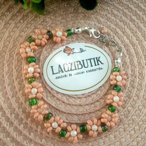 Kisvirágos gyöngykarkötő.