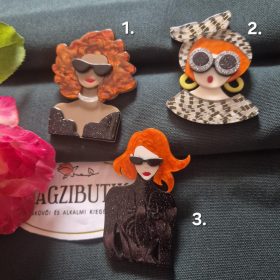 Női arc karakter kitűző vörös hajjal.