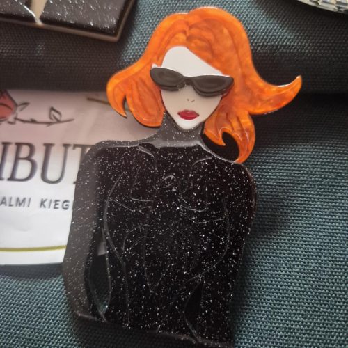 Női arc karakter kitűző vörös hajjal.