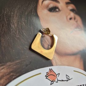 Kocka alakú nemesacél fülbevaló.