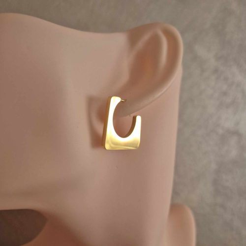 Kocka alakú nemesacél fülbevaló.