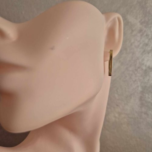 Kocka alakú nemesacél fülbevaló.