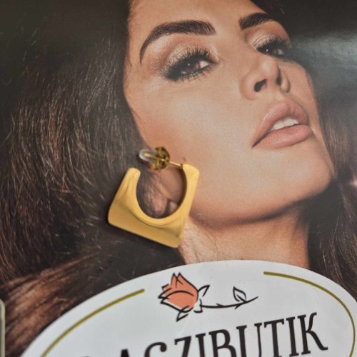 Kocka alakú nemesacél fülbevaló.