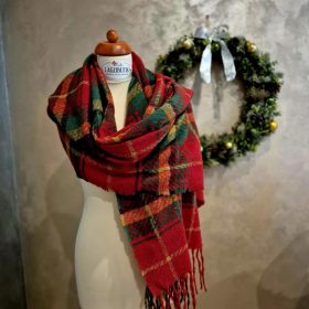 Piros kockás karácsonyi gyapjú stóla.