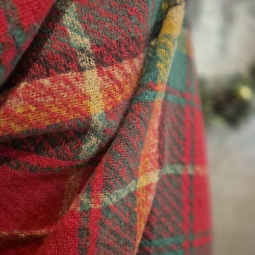 Piros kockás karácsonyi gyapjú stóla.