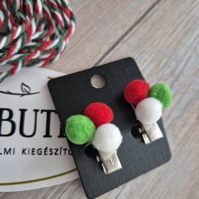 Kokárda, kis nemzetiszín csatok.