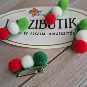 Bogyós kokárda kitűző.