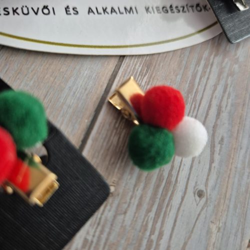 Bogyós kokárda kitűző.