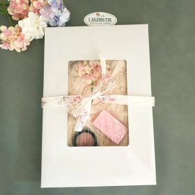 Készülődő köntös-karkötő ajándékcsomag.