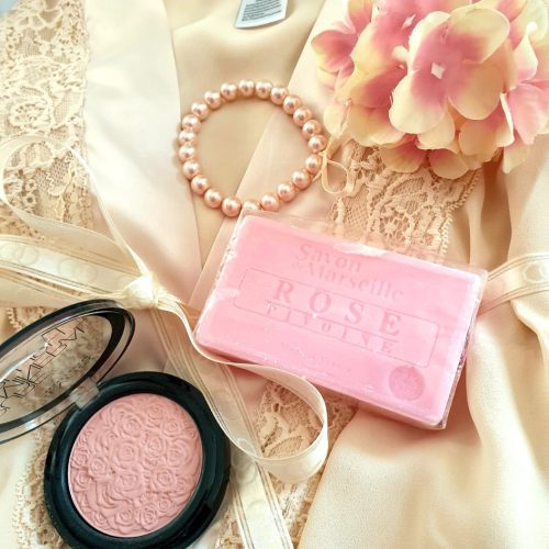 Készülődő köntös-karkötő ajándékcsomag.