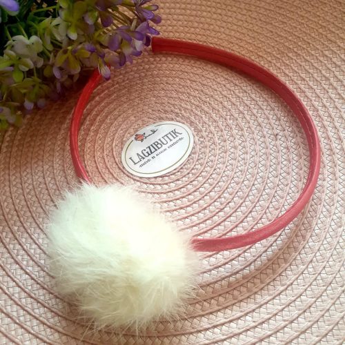 Korall színű szatén hajpánt, nyúlszőr bojttal.