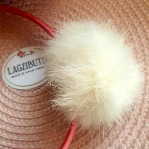 Korall színű szatén hajpánt, nyúlszőr bojttal.