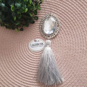   Karácsonyi függődísz nagy csillogó kővel, ezüst bojttal.