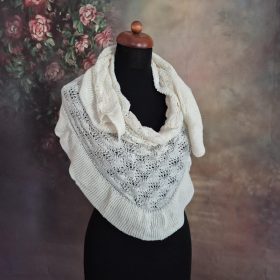 Krémszínű csipkés stóla, vállkendő fodorral.