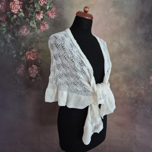 Krémszínű csipkés stóla, vállkendő fodorral.