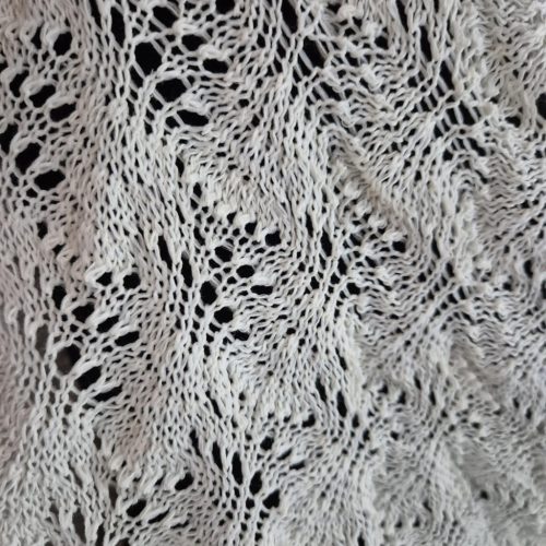 Krémszínű csipkés stóla, vállkendő fodorral.