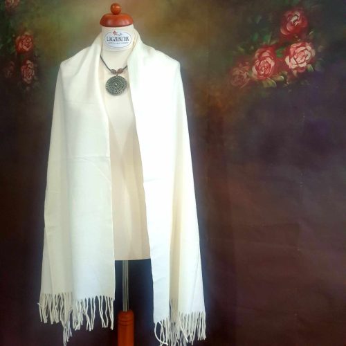 Krémszínű rojtos stóla, sál.