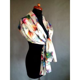   Krémszínű szatén kendő, stóla, színes magnóliavirággal.