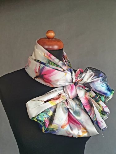 Krémszínű szatén kendő, stóla, színes magnóliavirággal.