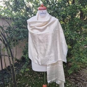 Krémszínű, lurex mintás alkalami stóla.