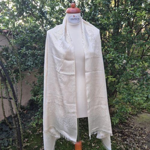 Krémszínű, lurex mintás alkalami stóla.